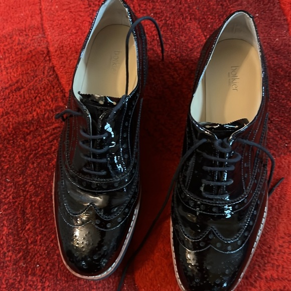 Women's slip on Oxford Black Patent Leather shoes
Size 81/2 - Picture 2 of 4